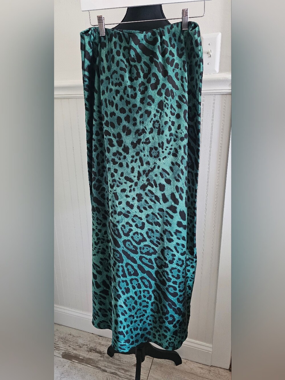 Dressed In Lala Emerald Green Leopard-Print Satin Maxi Skirt 2X - Picture 2 of 4